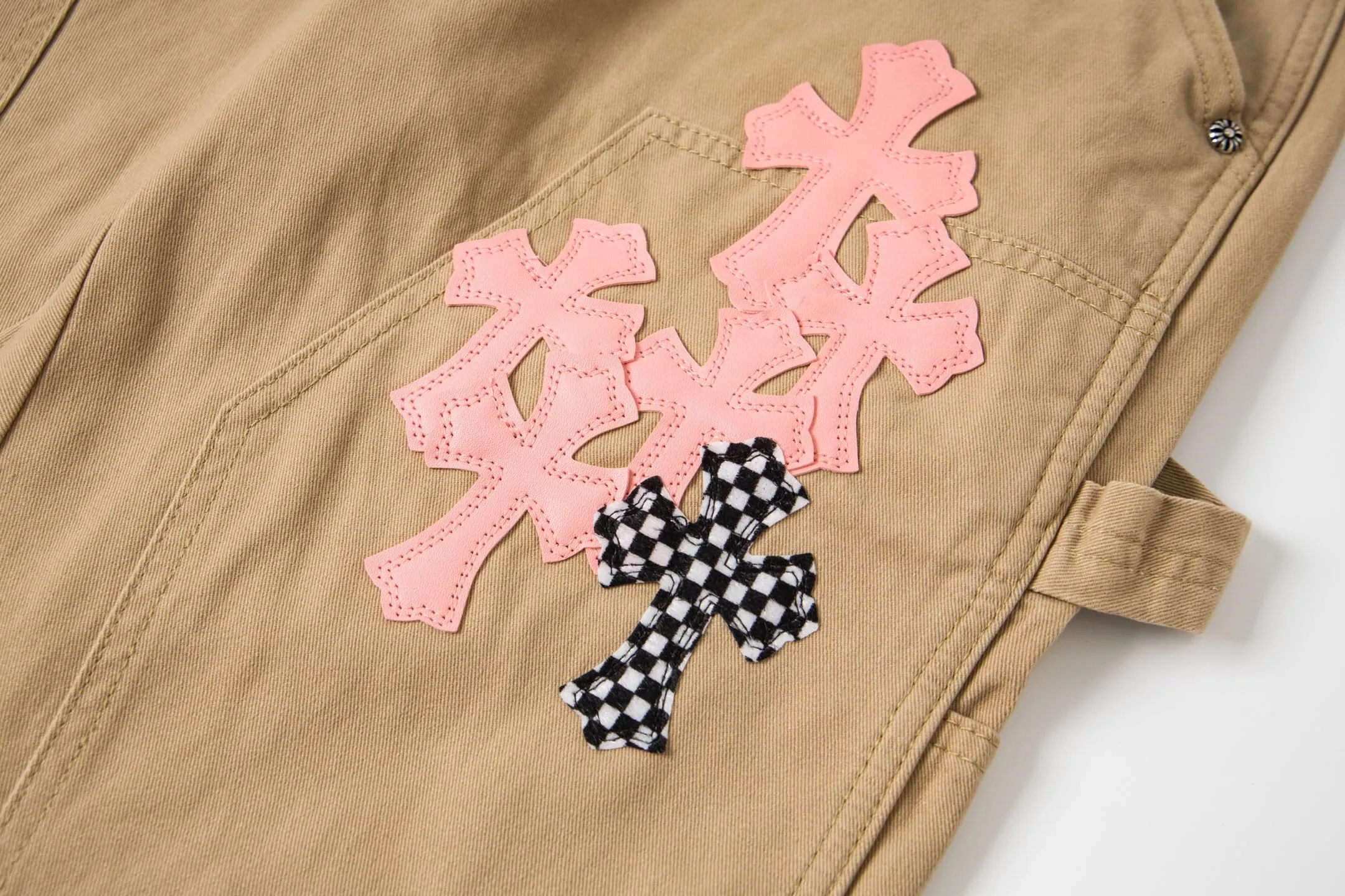 P260 Chrome Hearts Cherry Blossom Pink Leather and Wooden Spliced ​​Washed Jeans Authentically restore the ultimate vintage texture. Three-dimensional version. Loose and comfortable, not picky about the figure. Makes taller and slimmer. Factory-made. Original factory quality control. Same style for men and women. Can be matched with couples. Versatile recommendation. Must-have jeans for all seasons. Fashionistas have been disappointed. The quality selection of fabrics, the tailoring of details, and the matching of patterns are all impeccable! The upper body is so handsome when worn...it can be easily worn by men, women and children! The craftsmanship is made of heavy-duty washed pure cotton denim fabric. After washing, it is soft and thick. It is very stylish when worn on the body. Style number: 1758# (the same jacket is available) Color: Khaki Size: 28 30 32 34